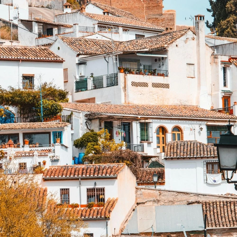 Calle encalada y casas tradicionales del Albaicín