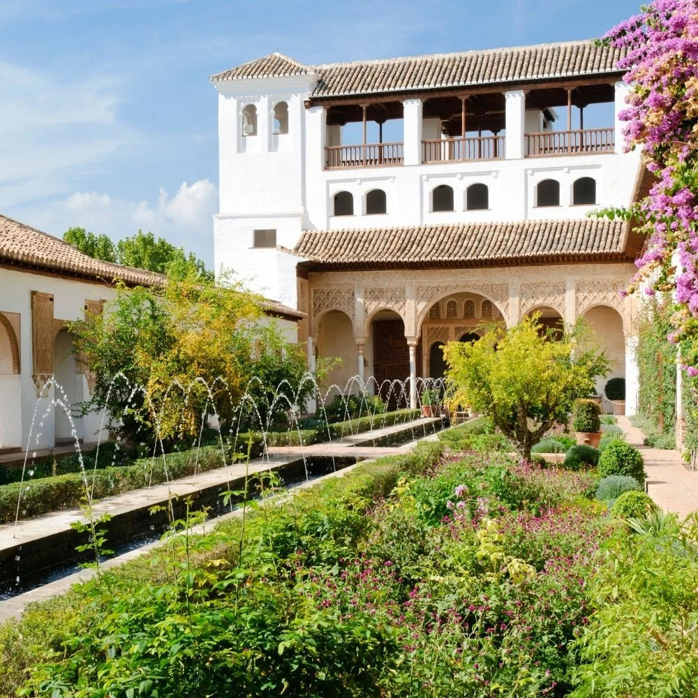 Jardines del Partal con pórtico y estanque reflectante