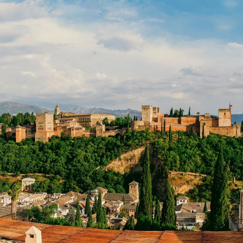Granada con Sierra Nevada al fondo desde las murallas de la Alhambra