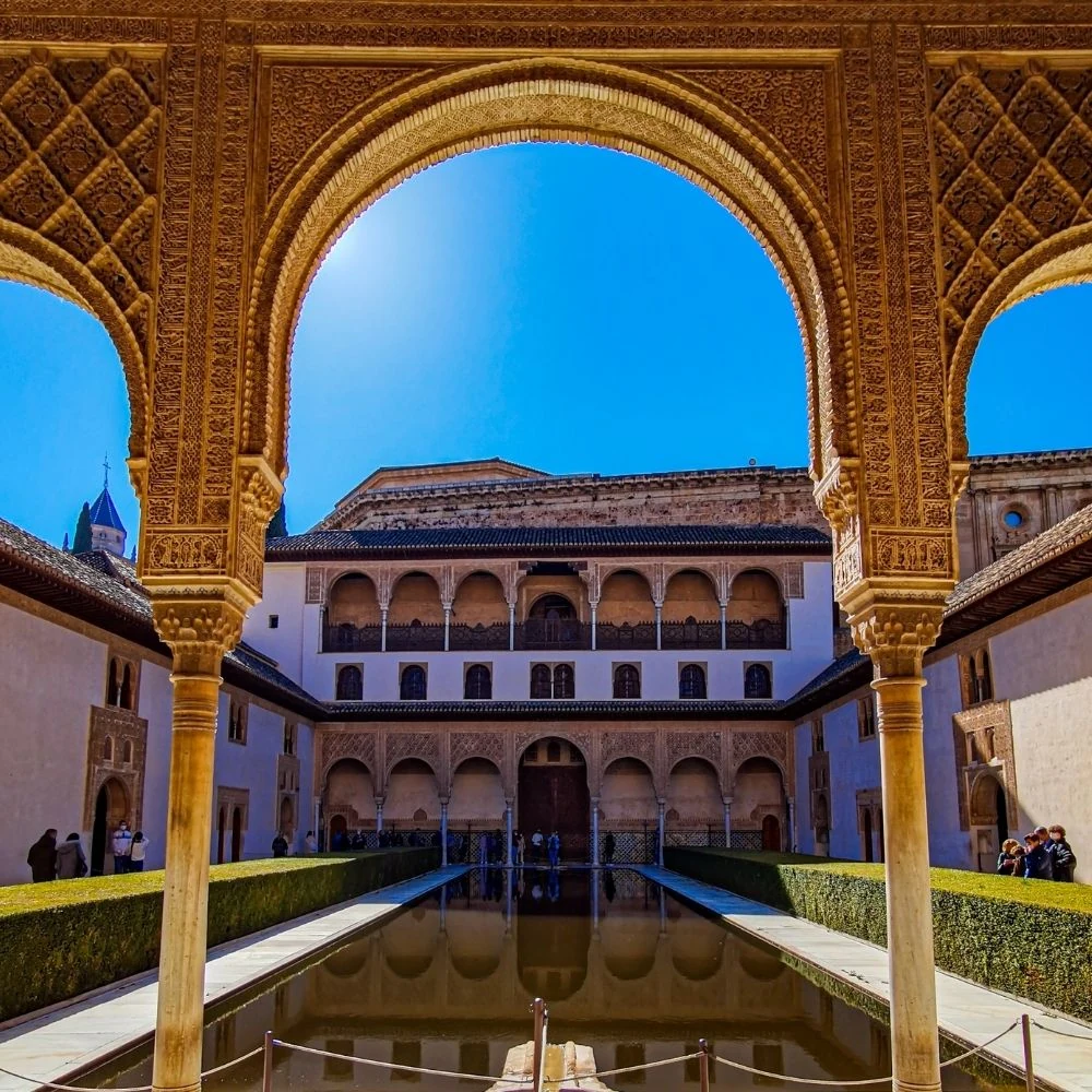 Patio de los Arrayanes enmarcado por arco morisco