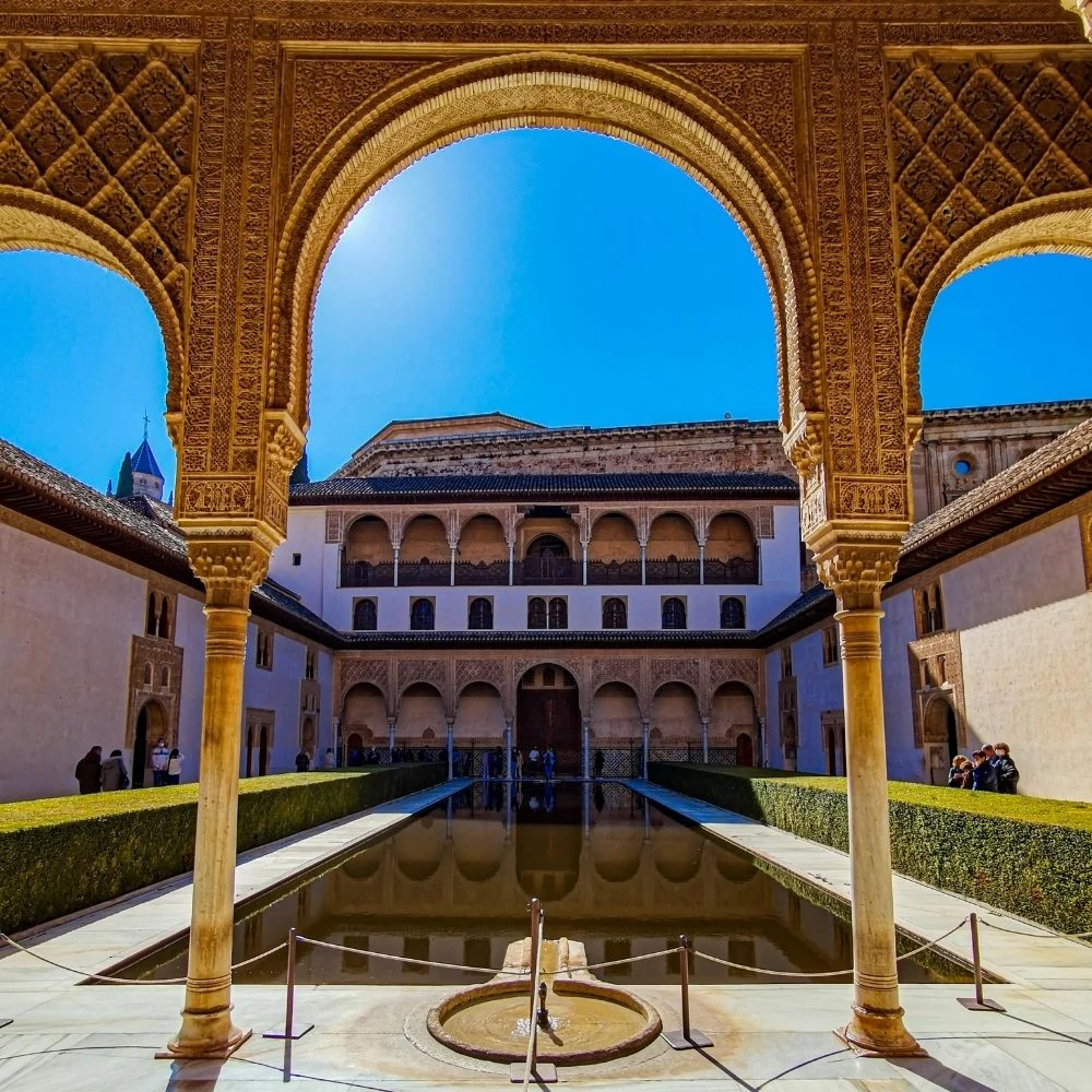 Reflejo de la Alhambra en la piscina del Patio de los Arrayanes