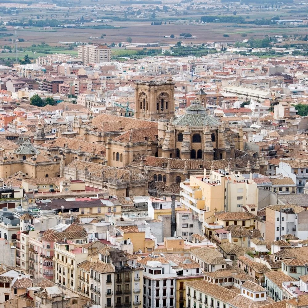 Vista aérea del casco antiguo de Granada desde la Alhambra